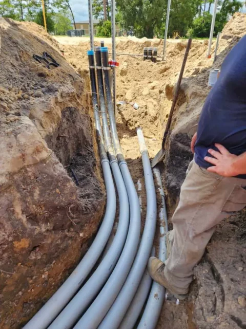 Bank of conduits laid along a deep trench